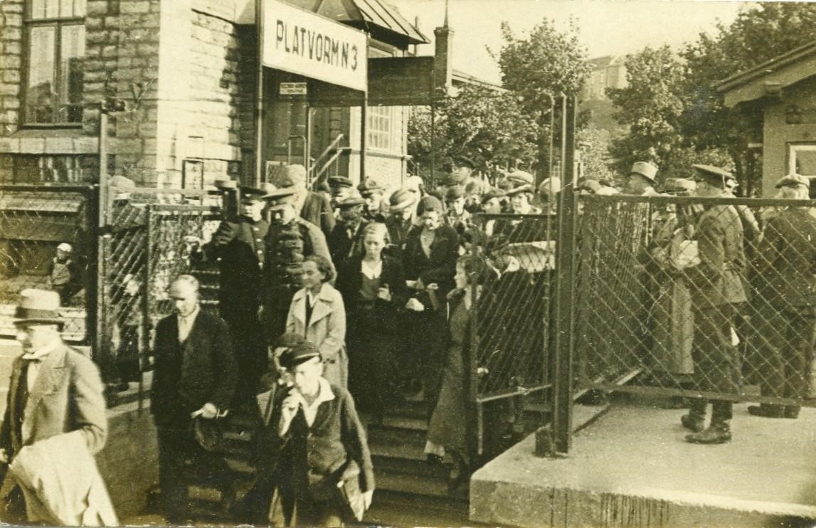 Foto: Balti jaam, pealeminek Nõmme elektrirongile u 1930.